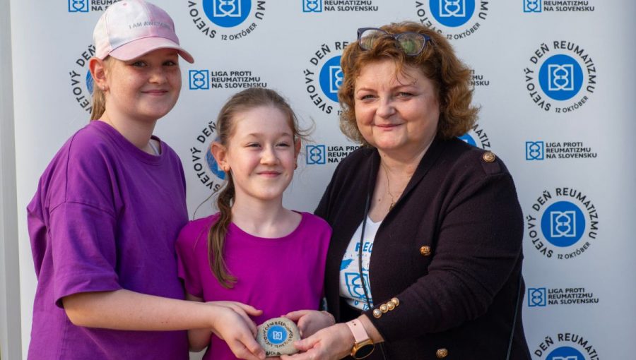 Predsedníčka Ligy proti reumatizmu Jana Dobšovičová Černáková s účastníčkami tvorivého projektu Maľované Kamienkovo v roku 2024.