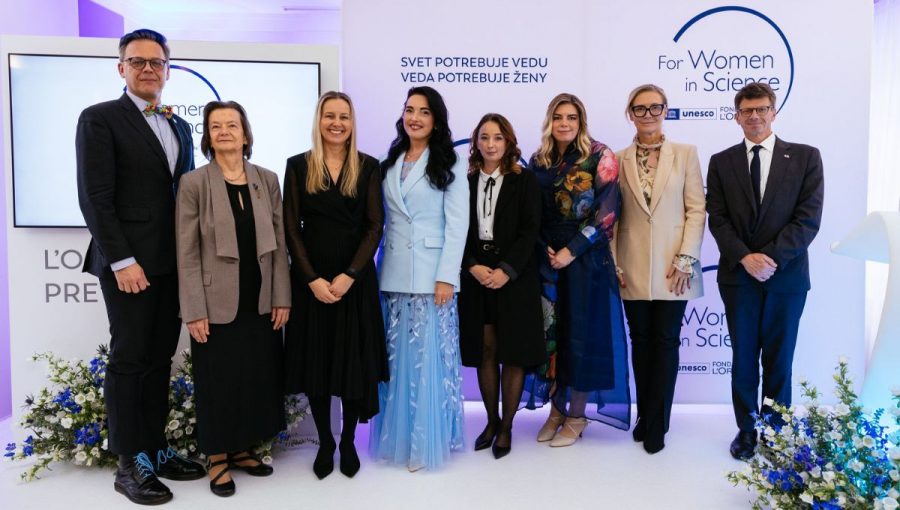 Na spoločnej fotografii zľava MUDr., Mgr. Tomáš Hromádka, PhD., podpredseda SAV pre vedu, výskum a inovácie, prof. RNDr. Ľubica Lacinová, DrSc., členka Predsedníctva SAV a predsedkyňa odbornej komisie, Monika Masewicz, generálna riaditeľka L'Oréal na Slovensku, Mgr. Anna Kityk, PhD., laureátka v kategórii fyzikálne a formálne vedy, Mgr. Zuzana Garaiová, PhD., laureátka v kategórii inžinierske vedy a technológie, RNDr. Lenka Lorencová, PhD., laureátka v kategórii vedy o živej prírode, Denisa Frelichová, generálna tajomníčka Slovenskej komisie pre UNESCO, Jeho Exc. Nicolas Suran, veľvyslanec Francúzska na Slovensku. Zdroj: L’Oréal – UNESCO Pre ženy vo vede