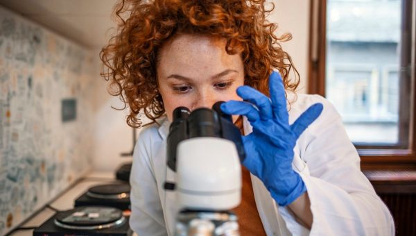 Mladá vedkyňa. Zdroj: iStock/dragana991