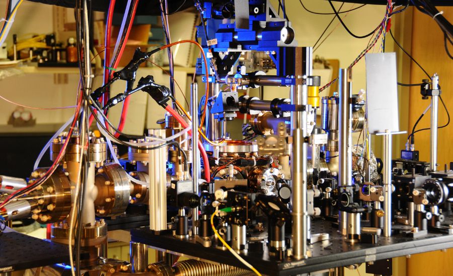 Najpresnejšie hodiny sveta na báze extrémne podchladených atómov yterbia, ktoré sú umiestnené vo vákuovej komore. 