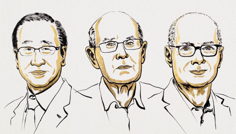 Laureáti Nobelovej ceny za chémiu 2025 Susumu Kitagawa, Richard Robson a Omar M. Yaghi.