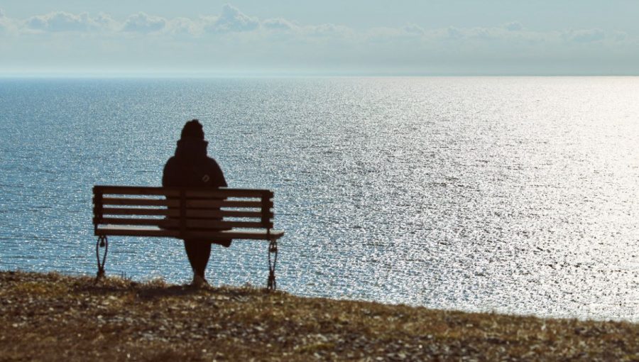 Smútiaci človek pri jazere. Zdroj: iStock/TRAVELARIUM