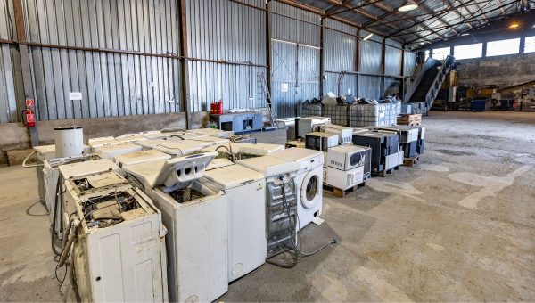 Staré pračky v recyklačnom centre. Zdroj: archív Arguss