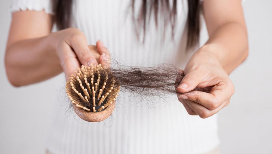 Vypadané vlasy. Zdroj: iStock/spukkato