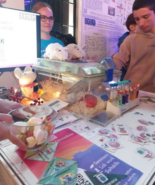 Stánok Ako sa robí veda priblížil návštevníkom aj to, čo si vyžaduje práca s laboratórnymi zvieratami.