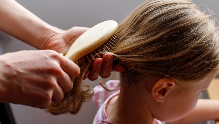 Česanie vlasov dieťaťu. Zdroj: iStock.com/Kateryna Artsybasheva