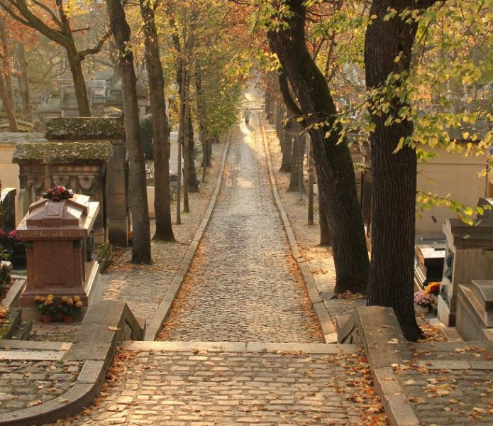 Cintorín Père-Lachaise v Paríži na jeseň.