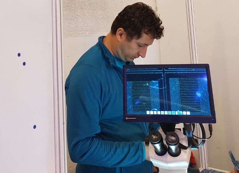 Čip pod mikroskopom.