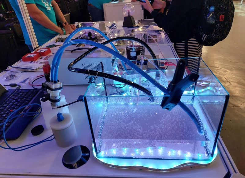 Jednou z prezentovaných demonštrácií na mieste bol rozklad farbiva vo vode, ktoré simuluje čistenie kontaminovanej vody. 