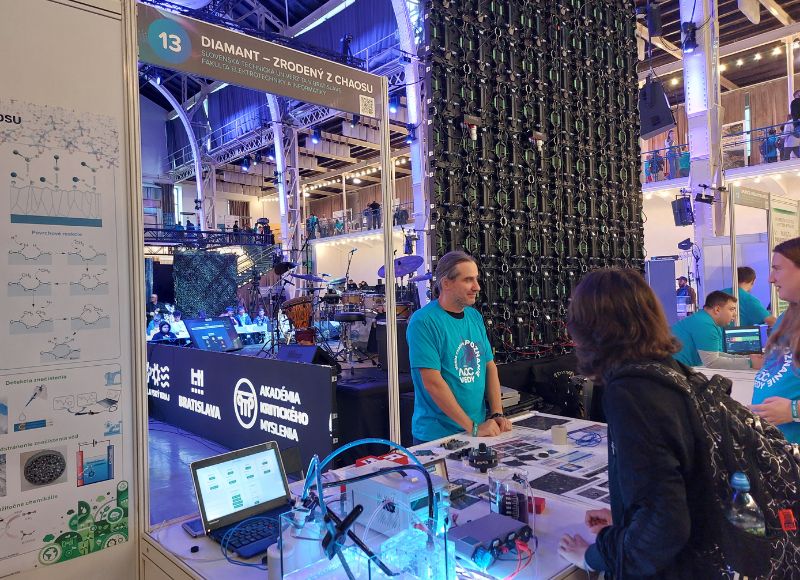 Syntetický diamant na čistenie odpadových vôd a ich analýzu prezentoval stánok Diamant zrodený z chaosu. 