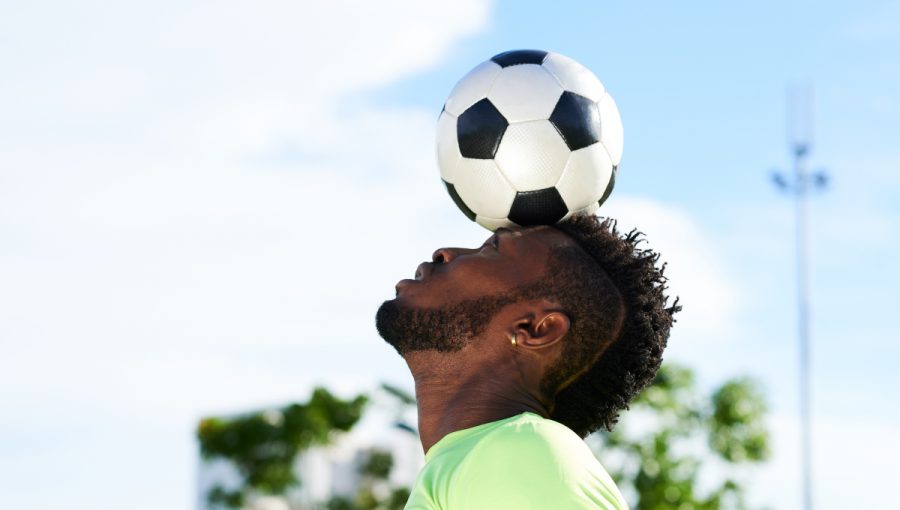 Futbalista. Zdroj: iStock.com/DragonImages