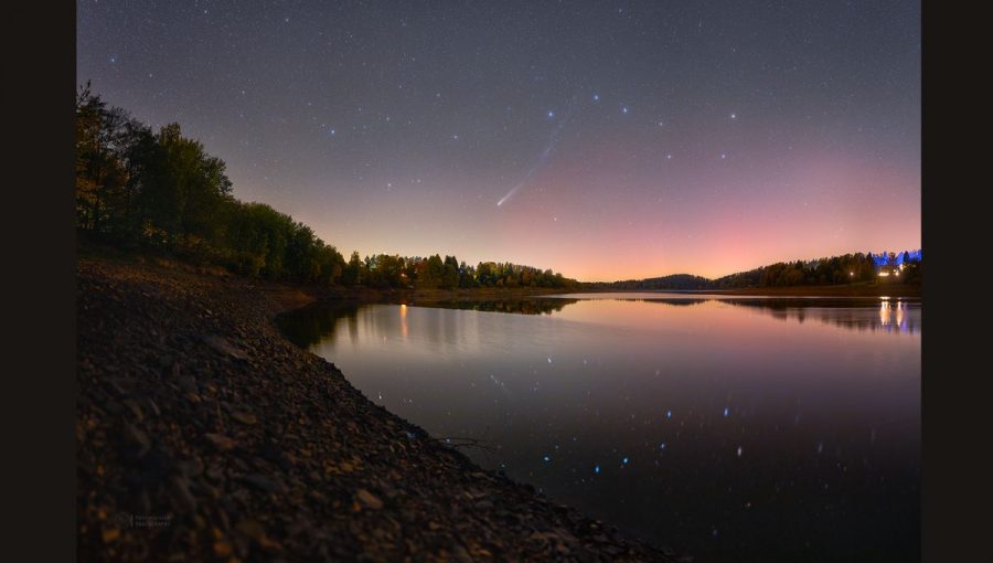 Snímka dňa NASA „Hľadanie kométy Lemmon“ z 20. októbra 2025.