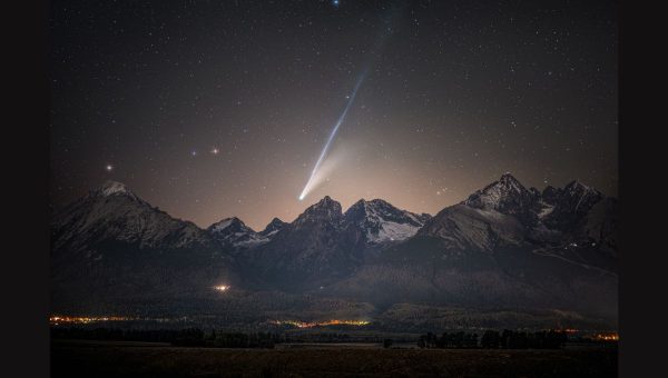 Fotografia dňa NASA „Kométa Lemmon nad Vysokými Tatrami“.