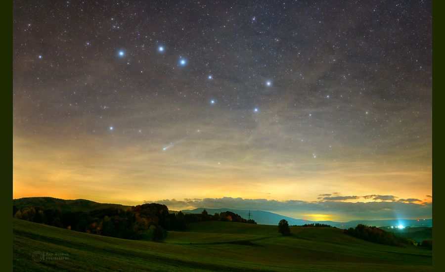 Kométa C/2025 A6 Lemmon pod Veľkým vozom.