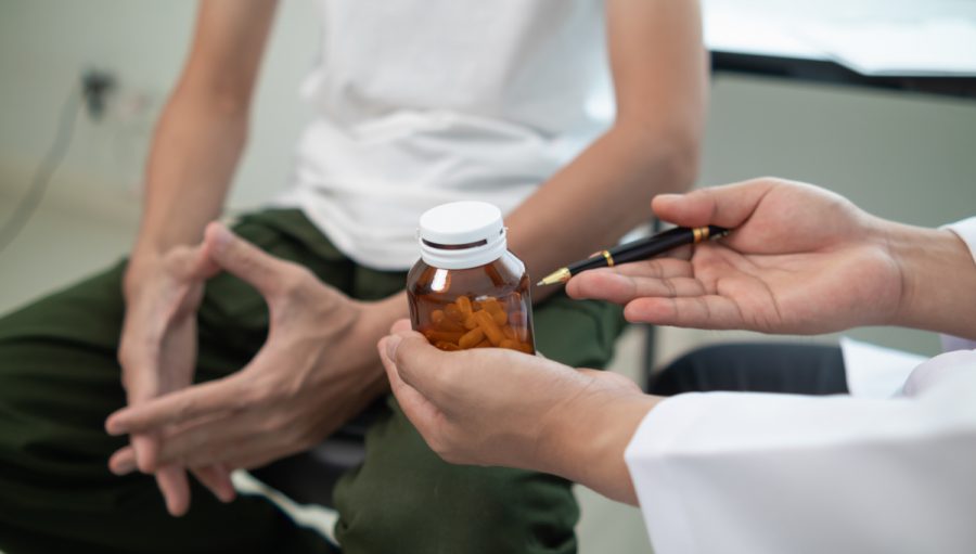 Doktor predpisuje lieky pacientovi.