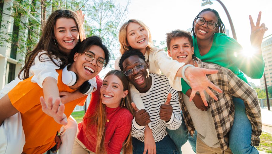 Skupina mladých ľudí. Zdroj: iStock.com/Jose Calsina