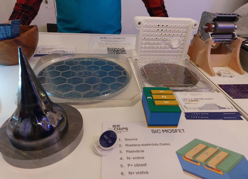 Ukážka monokryštálu kremíka.