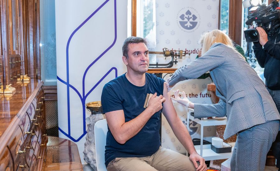 Predseda SAV Martin Venhart sa nechal zaočkovať proti chrípke.