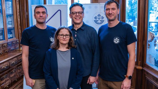 Ako prejav dôvery vo vedu a modernú medicínu sa odborníci, zľava predseda SAV Martin Venhart a členovia Predsedníctva SAV Tomáš Hromádka, Marek Radvanský a Zuzana Panczová, symbolicky zaočkovali proti chrípke.