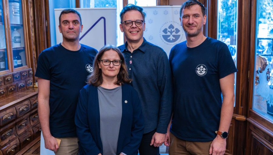 Ako prejav dôvery vo vedu a modernú medicínu sa odborníci, zľava predseda SAV Martin Venhart a členovia Predsedníctva SAV Tomáš Hromádka, Marek Radvanský a Zuzana Panczová, symbolicky zaočkovali proti chrípke.