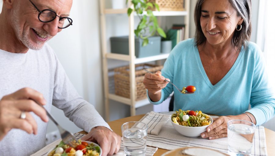 Starší pár je cestovinový šalát. Zdroj: iStock.com/Daniel de la Hoz