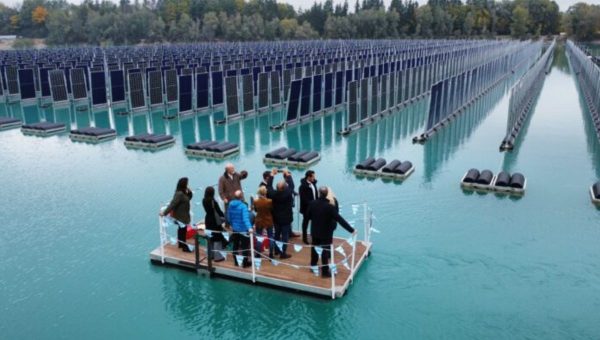 ľudia na plávajúcej farme