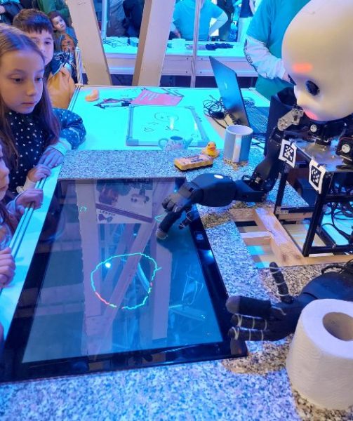 Deti zaujímalo aj to, či dokáže robot prekresliť ich obrázky. 