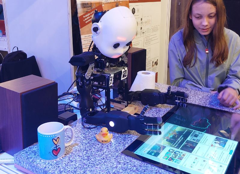 Na to, čo všetko dokáže humanoidný robot NICO, boli zvedavé aj deti. 
