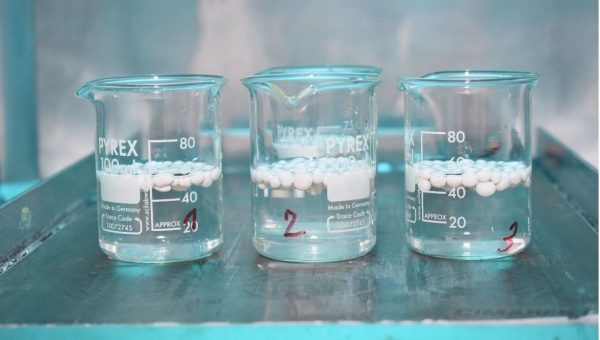 Vzorky kompozitu počas testovania v laboratóriu.