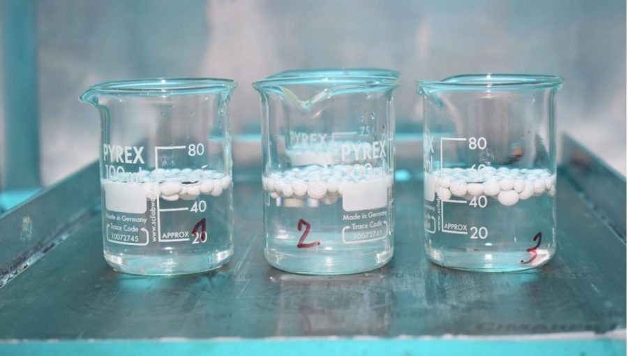 Vzorky kompozitu počas testovania v laboratóriu.