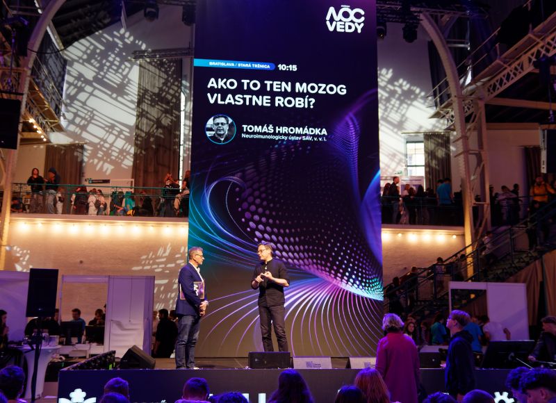 Tomáš Hromádka počas prednášky Ako to ten mozog vlastne robí? na Noci Vedy 2025. 