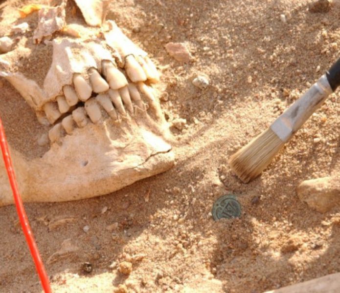 Nález gombíka cisárskej uniformy v masovom hrobe a lebka vojaka. 