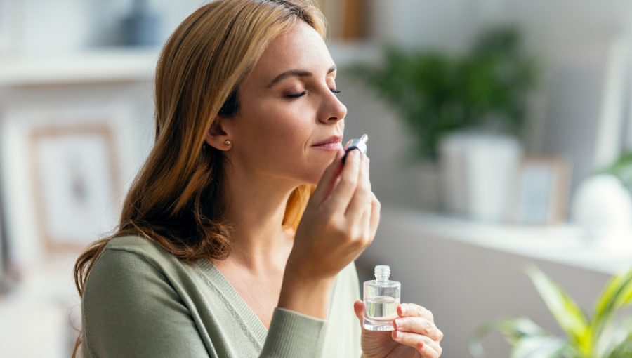 Vôňa esenciálneho oleja. Zdroj: iStock.com/nensuria
