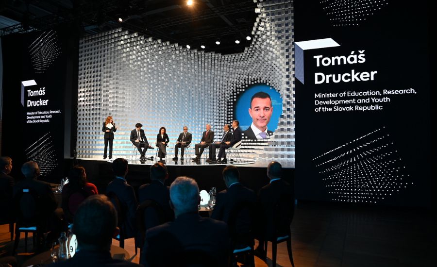 Minister školstva Tomáš Drucker počas panelovej diskusie na BratislavAI Forum 2025.