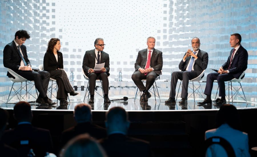 Minister školstva Tomáš Drucker viedol panelovú diskusiu na BratislavAI Forum 2025.