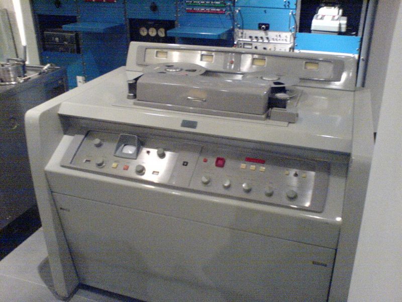 AMPEX VR-1000A, prvý komerčne uvedený videorekordér na trh koncom 50. rokov 20. storočia. Zdroj: en.wikipedia.org