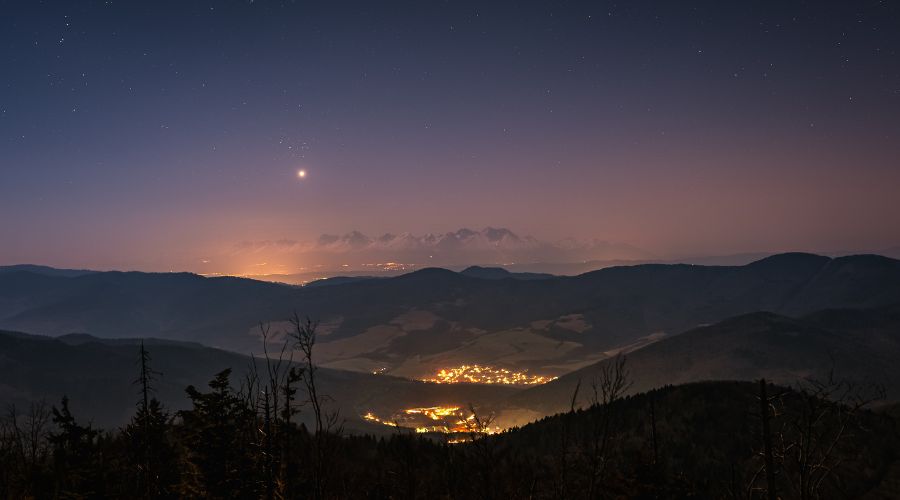Konjunkcia Venuše a hviezdokopy Plejády nad Tatrami. Kojšovská hoľa 02. 01. 2020.