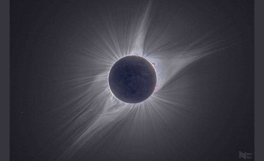 Veľké americké zatmenie Slnka v roku 2017. Na snímke je jasne viditeľná slnečná koróna spolu s výronmi koronálnej hmoty.