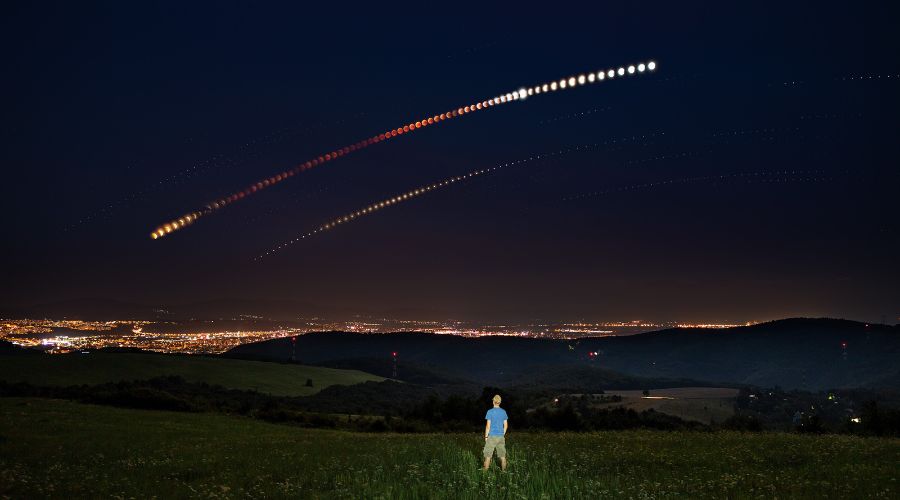 Úplné zatmenie Mesiaca, 27. 07. 2018. Išlo o najdlhšie zatmenie Mesiaca v tomto storočí. Hlavná fáza zatmenia trvala 104 minút.
