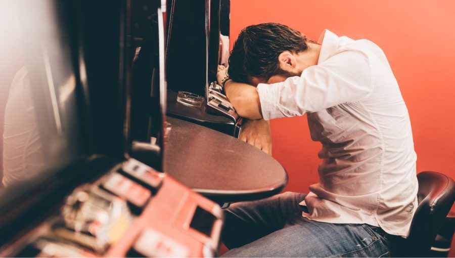 Hazardný hráč v kasíne.