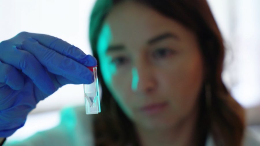 Vedkyňa skúma emulziu v skúmavke.