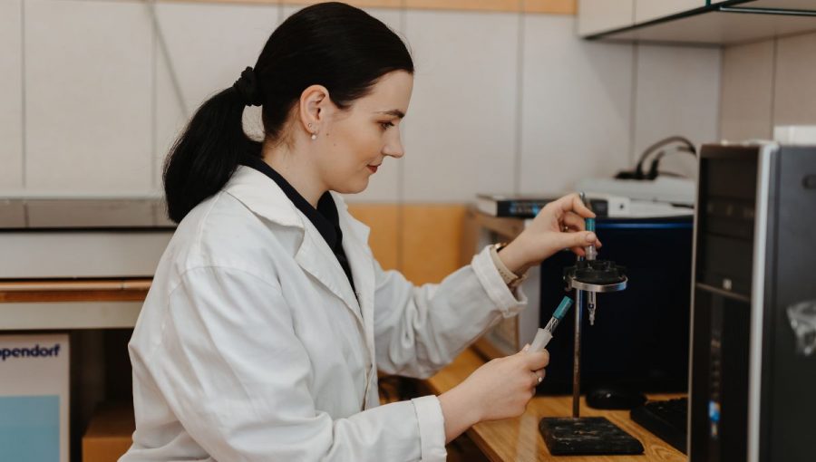 Vedkyňa v laboratóriu.
