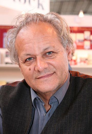 Jean-Pierre Luminet (1951) je francúzsky astrofyzik, ktorý sa zameriava na kozmológiu a výskum čiernych dier.