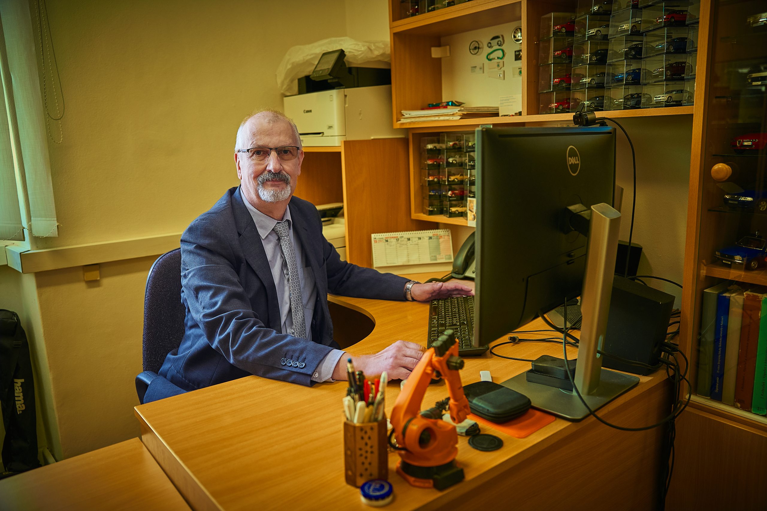 Vedec za počítačom.