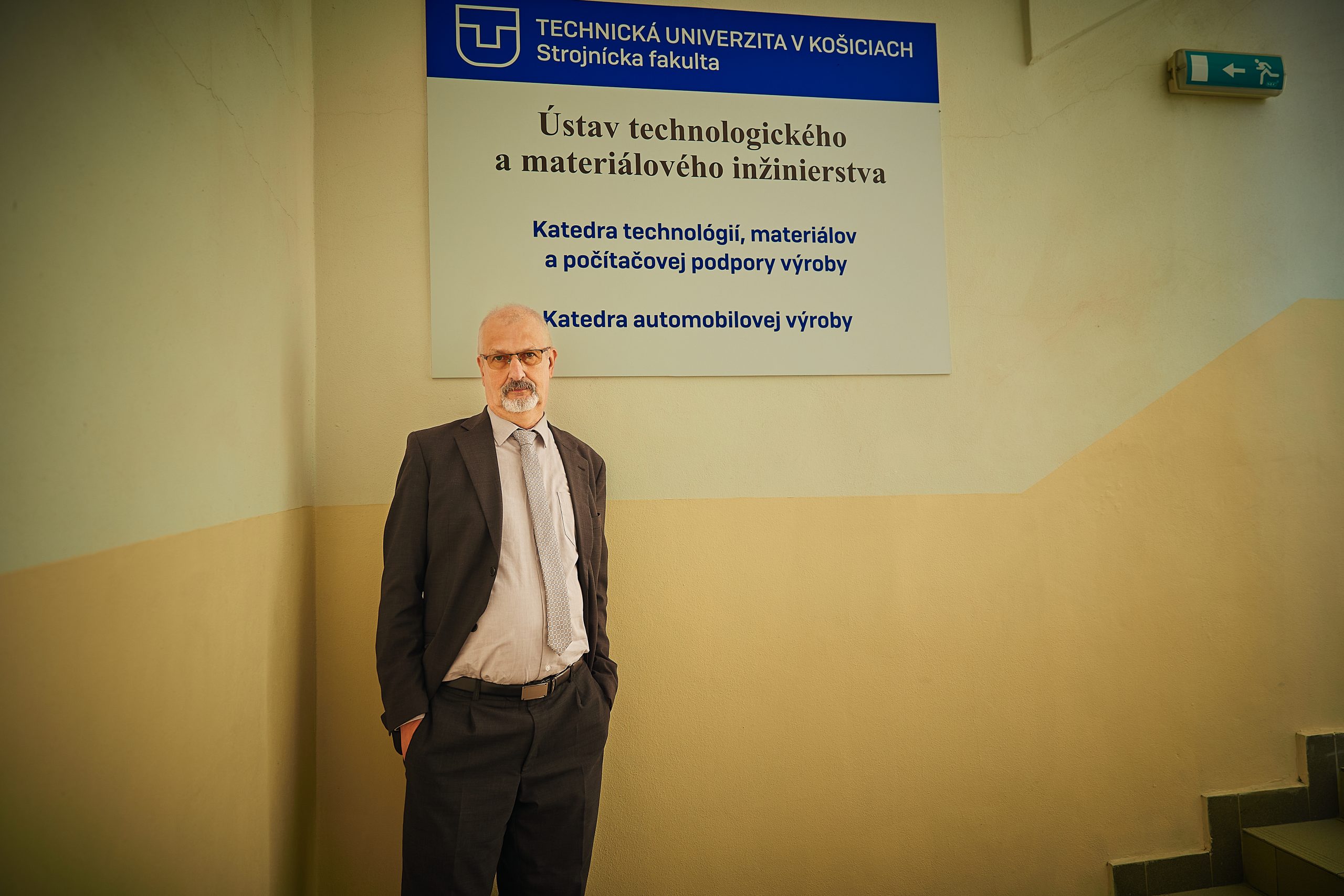 Muž v obleku na katedre. 