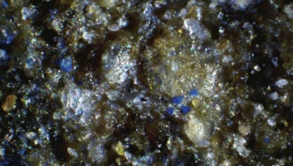 13 000 rokov starý kameň z Nemecka zachováva stopy neočakávaného modrého pigmentu, čím spochybňuje dlhodobo zaužívané predpoklady o používaní farieb v paleolite. Zdroj: Izzy Wisher a kol. / Staroveké umenie, 2025