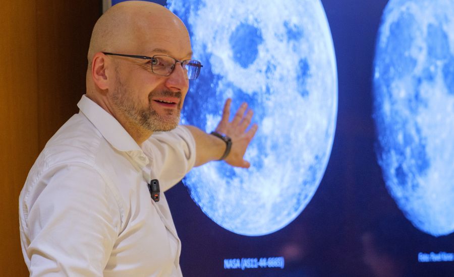 Český astronóm Pavel Gabzdyl so snímkou Mesiaca, ktorú odfotili astronauti počas misie Apollo 11. Bratislava, 24.10.2025.