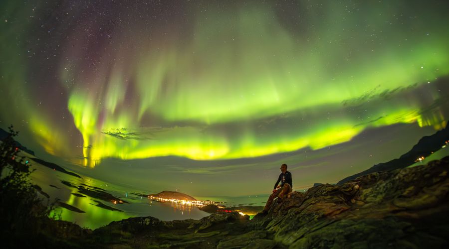 Polárna žiara nad nórskou dedinkou Brensholmen.