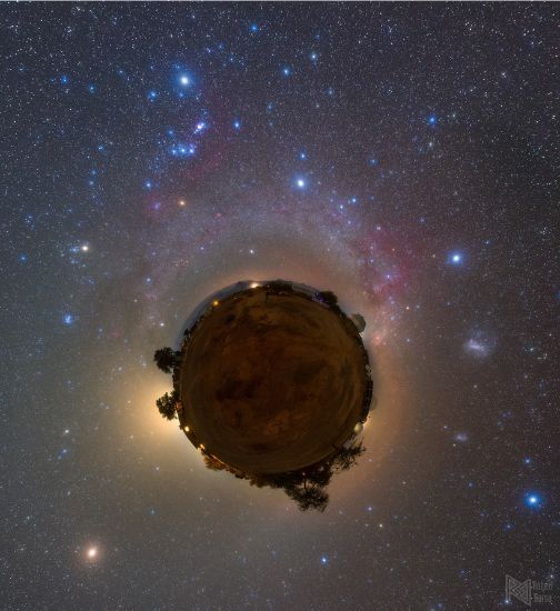 Prvá fotografia s názvom „A Little Like Mars“ (Malý ako Mars), ktorá sa stala Astronomickou snímkou dňa 5. marca 2021.