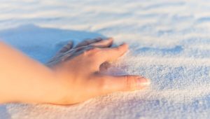 Ruka na piesku. Zdroj: iStock/krblokhin